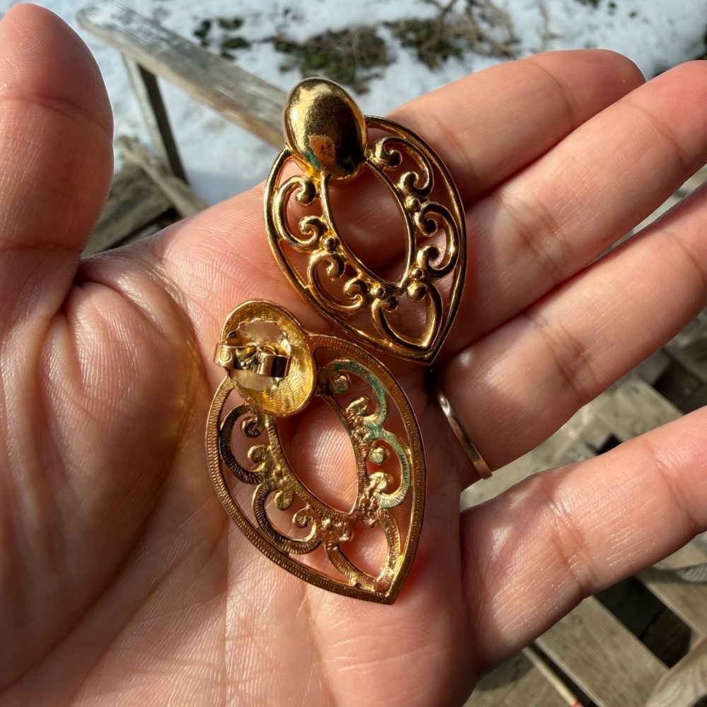 Vintage 1990’s Avon Open Work Gold Tone Earrings - Picture 2 of 3